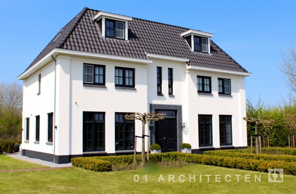 Statige klassieke witte villa met twee bouwlagen en een kap te Almere