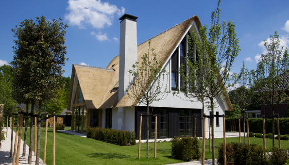 ontwerp witte villa met rieten dak voor Landgoed Overgooi 