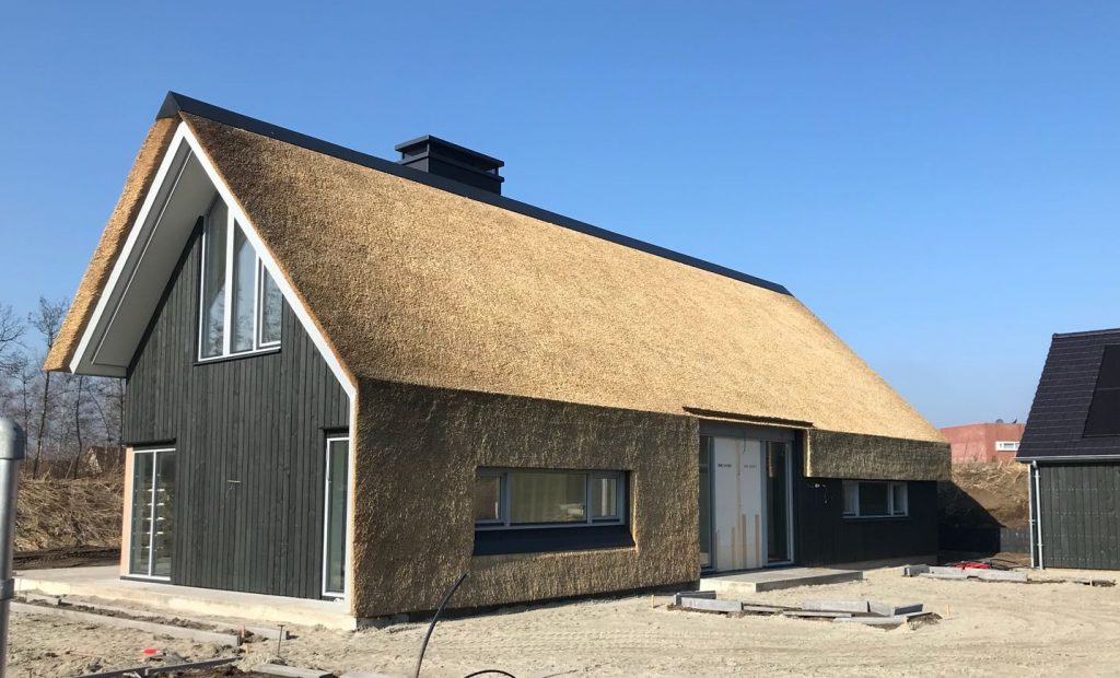 Moderne schuurwoning met riet in Harderwijk