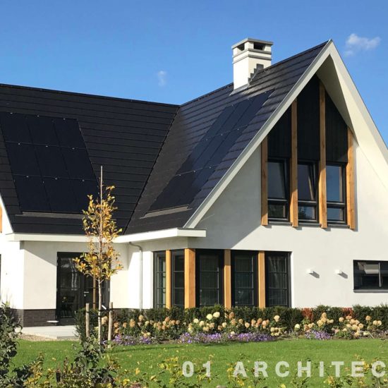 Nieuwbouw villa in Hellendoorn met wit stucwerk, eikenhouten balken en vlakke dakpannen