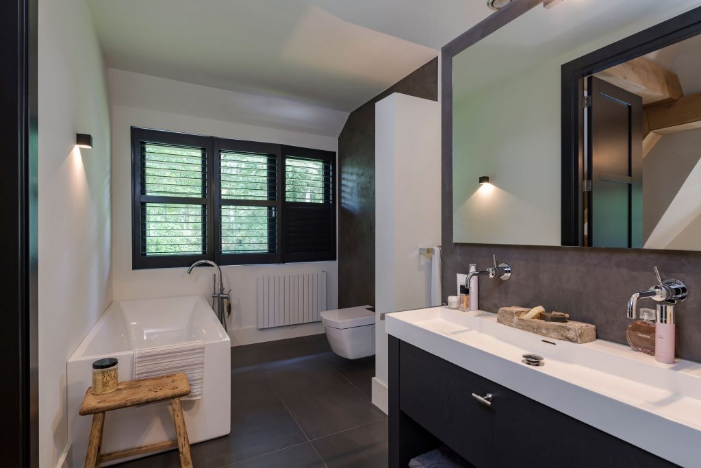 Badkamer met tadelakt en shutters