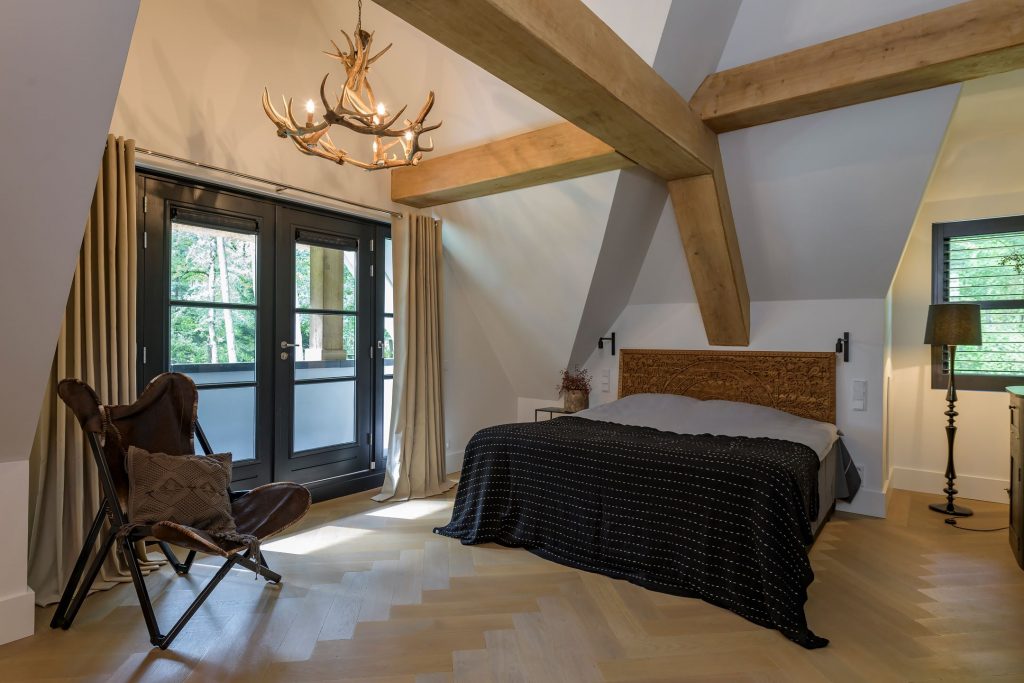 Slaapkamer met vide en eikenhouten balken