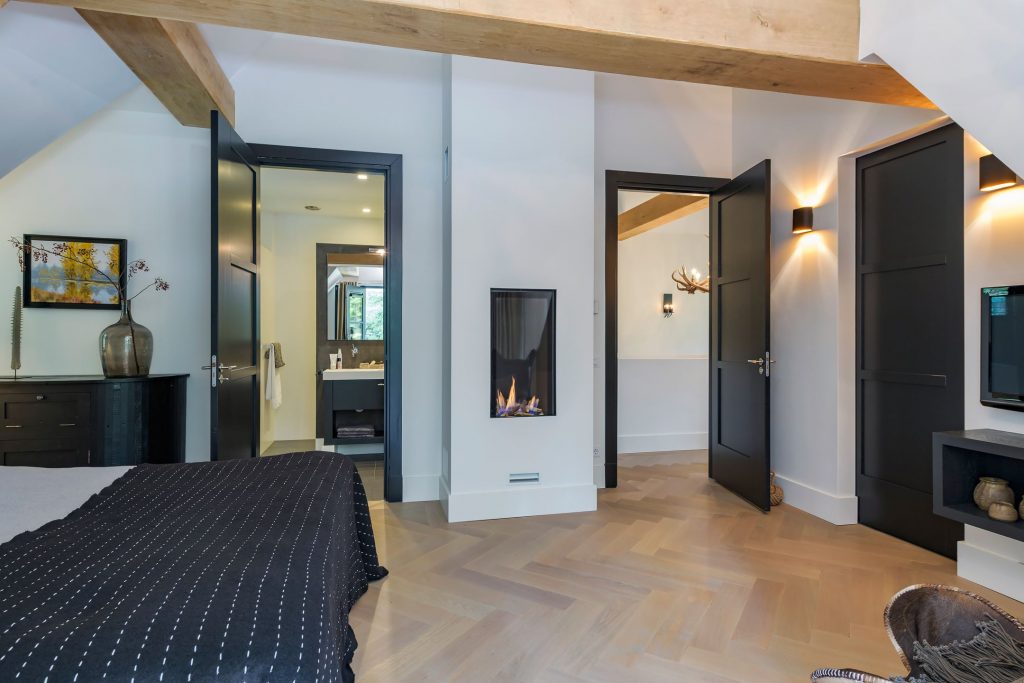 Slaapkamer met haard en eikenhouten balken