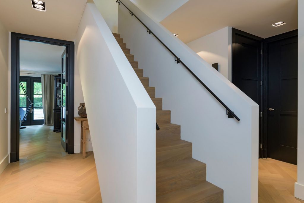 Vrijstaande trap in het interieur van een rietgedekte villa