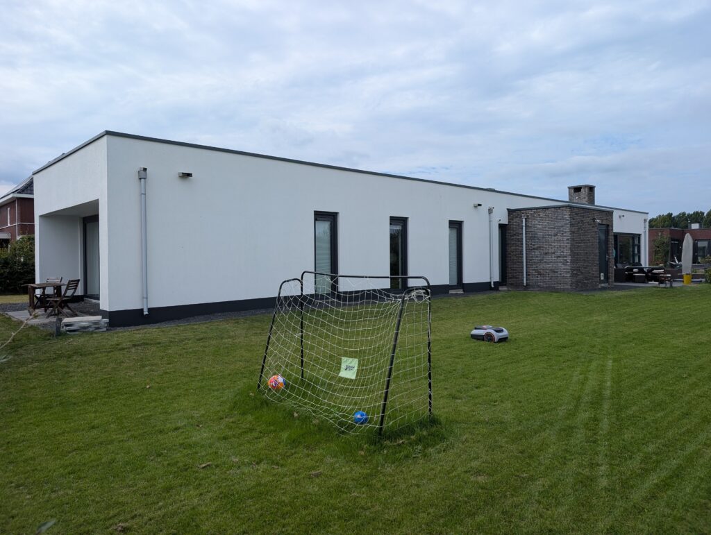 Gelijkvloerse bungalow in Almere Oosterwold met langgerekte witte gevel