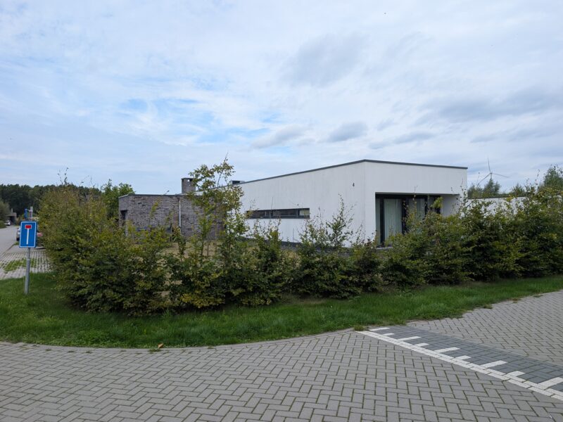 Luxe bungalow in Almere Oosterwold met witte gevel en donker metselwerk
