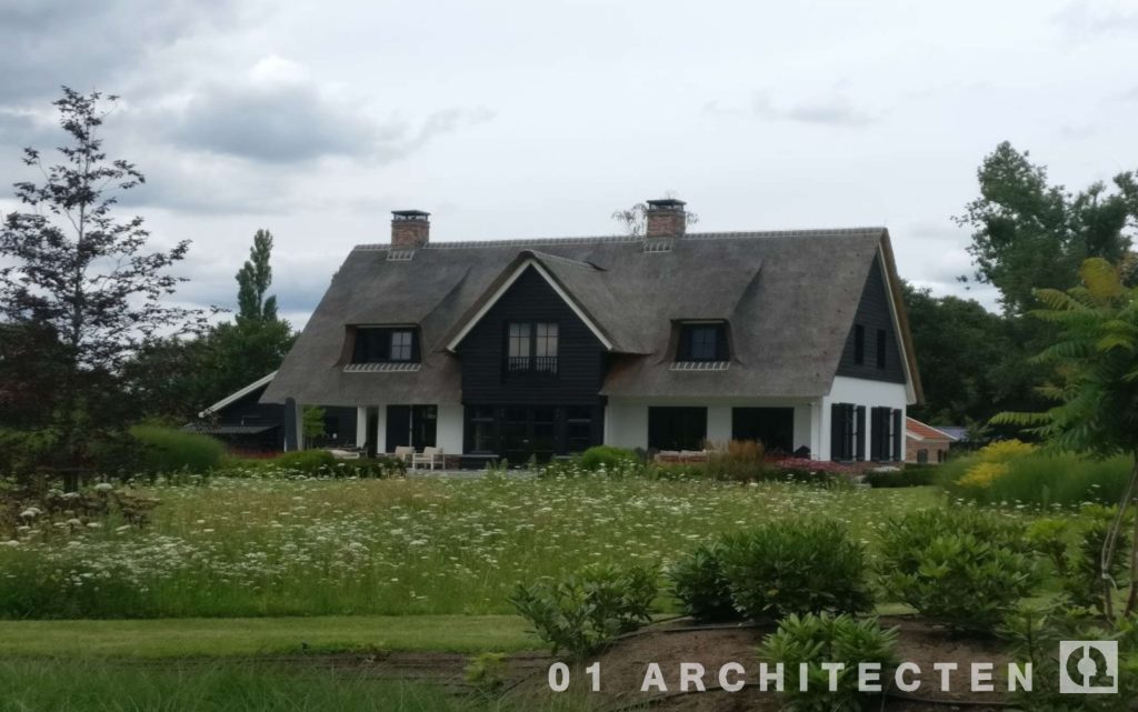 01 Architecten - Rietgedekte villa met donker hout en zwarte kozijnen