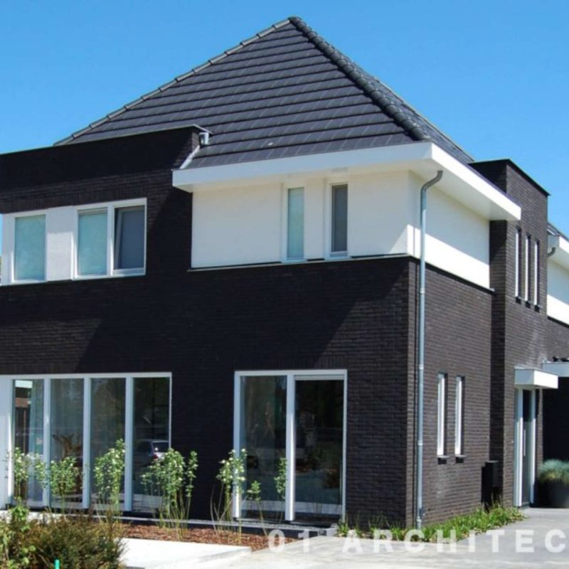 01 Architecten - Moderne woning van donkere baksteen met vlakke dakpannen
