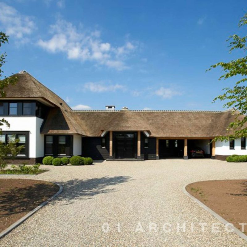 01 Architecten - Klassiek witte villa met rieten kap en eikenhouten kolommen