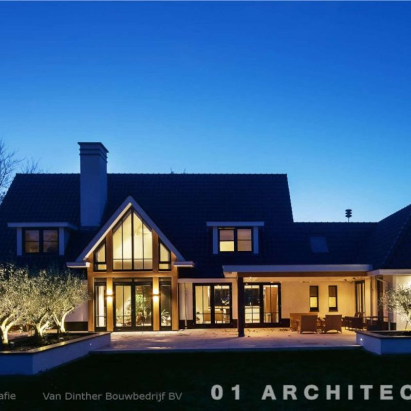 01 Architecten - Pannengedekt landhuis met hoge glazen pui