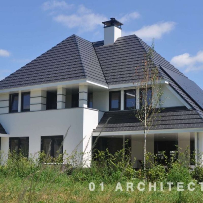 01 Architecten - Riante witgestucte villa met donkere, vlakke dakpannen