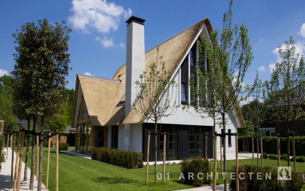 01 Architecten - Witgestucte villa met rieten kap en eikenhout