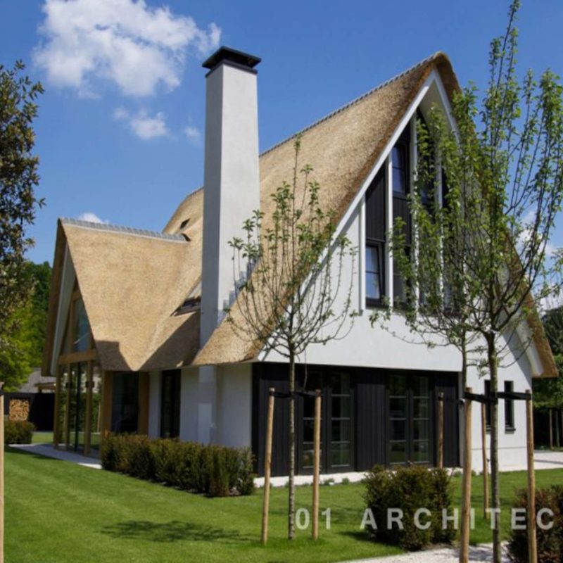 01 Architecten - Witgestucte villa met rieten kap en eikenhout