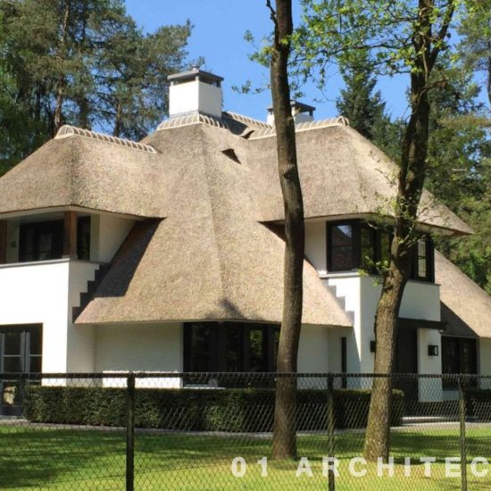 01 Architecten - Klassiek witte villa met verschillende druiplijnhoogtes
