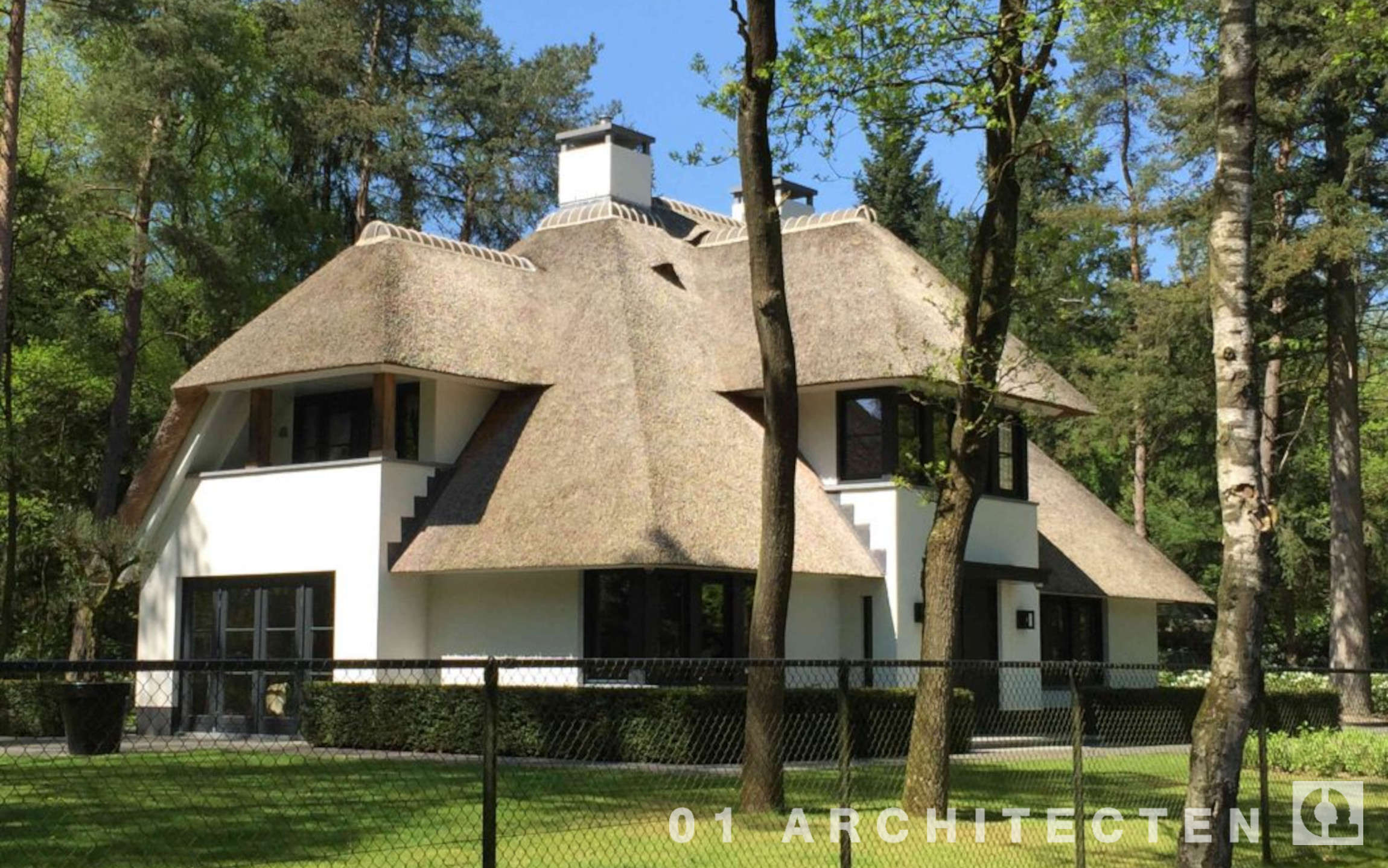 01 Architecten - Klassiek witte villa met verschillende druiplijnhoogtes