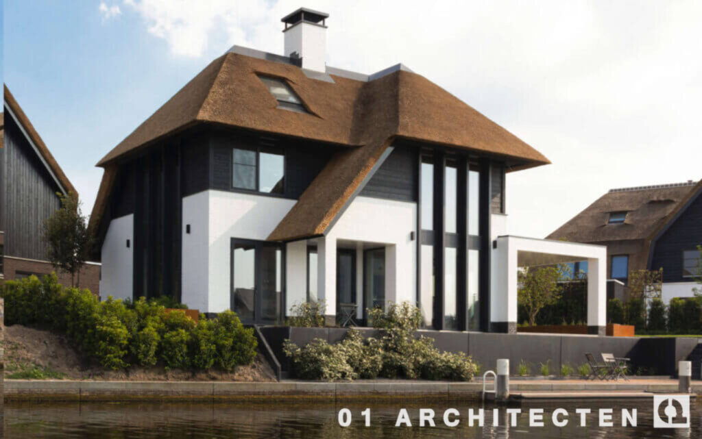 01 Architecten Almere - strakke witgestucte villa met rieten kap aan het water ing in het Gooi